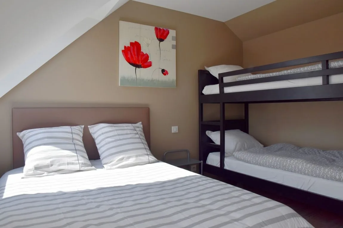Chambre à l'étage avec lit double et lits superposés, pour 3 ou 4 personnes