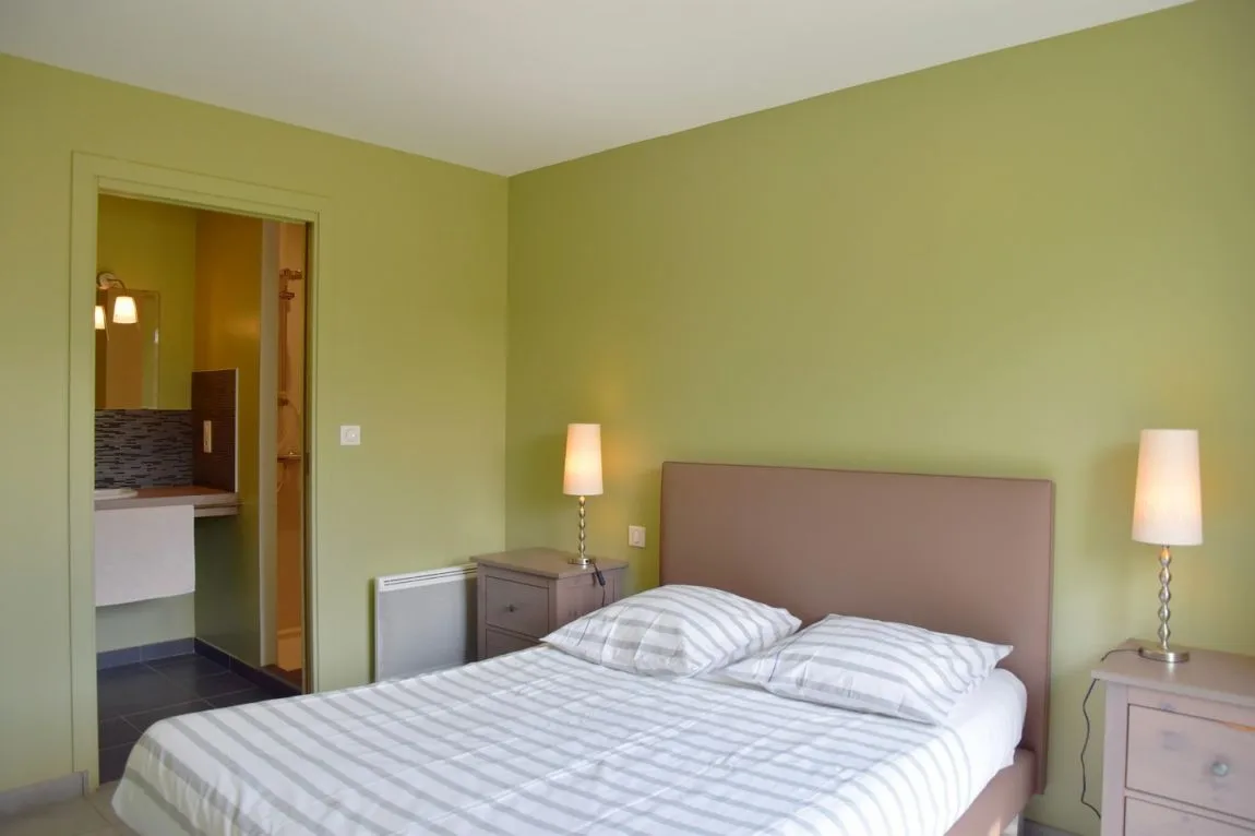 Chambre double avec salle de bain au rez-de-chaussée