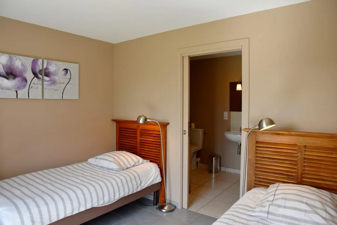 Chambre à deux lits avec salle de bain, accessible aux personnes à mobilité réduite