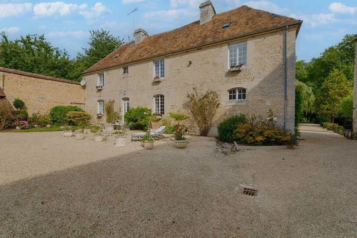 Autre vue de la ferme en pierre avec sa cour et ses bâtiments annexes
