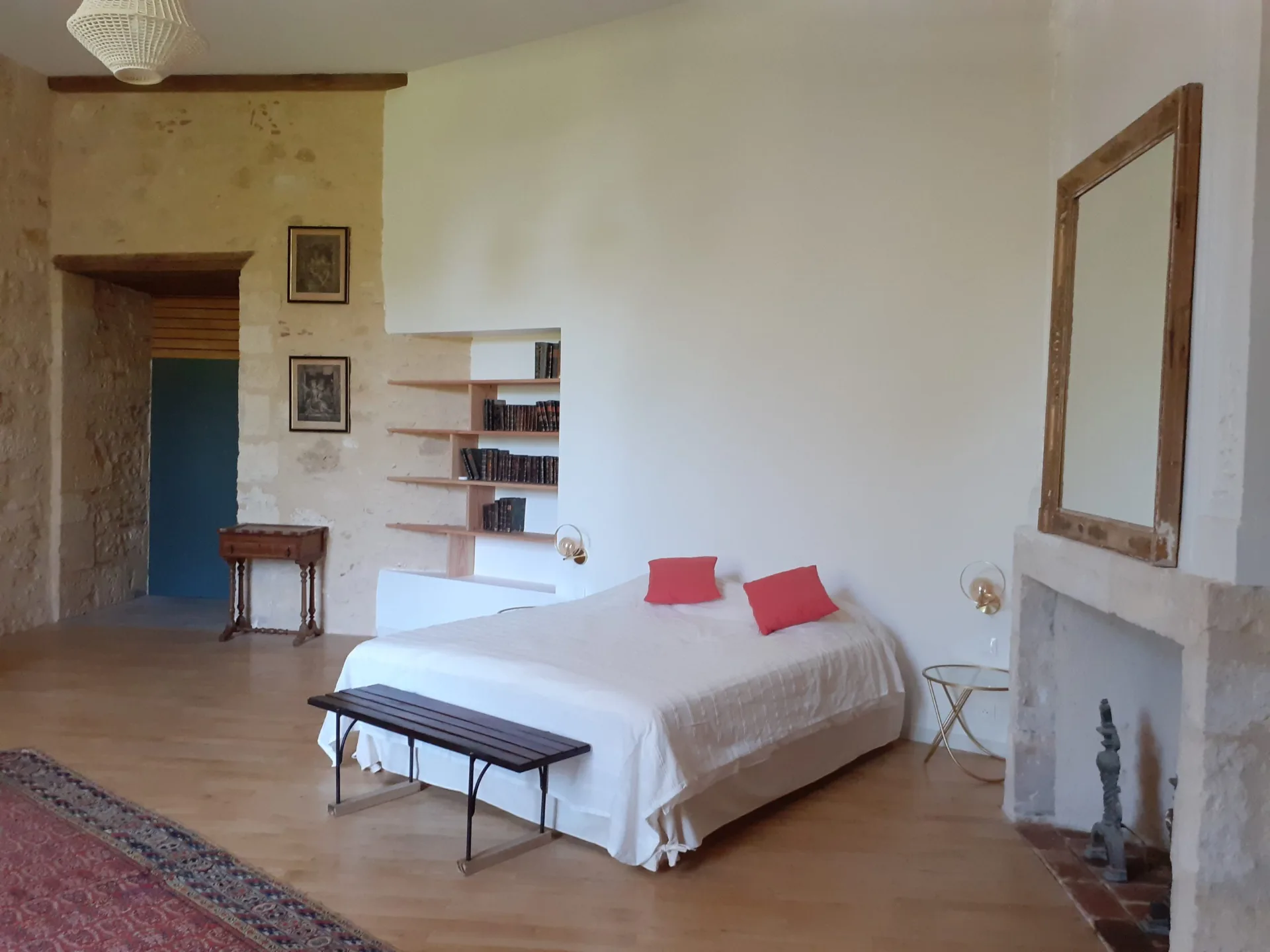 Chambre de la Reine, spacieuse, avec lit double, bibliothèque intégrée et cheminée en pierre