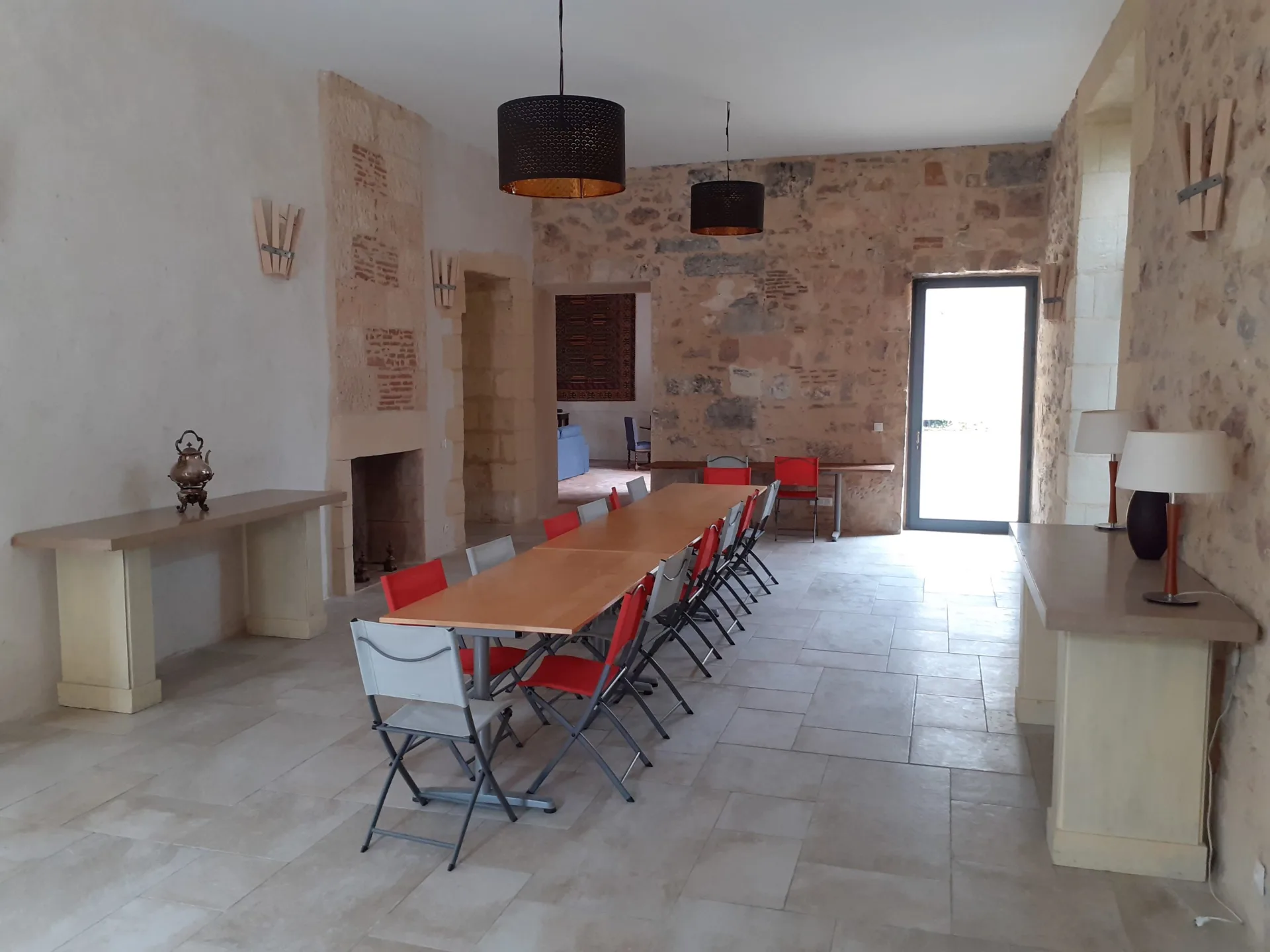 Grande salle à manger voûtée en pierre avec longue table pouvant accueillir tout le groupe