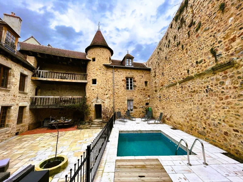 Piscine à cocktails de L'Ancien Collège avec jet de nage contre-courant et transats sur la terrasse