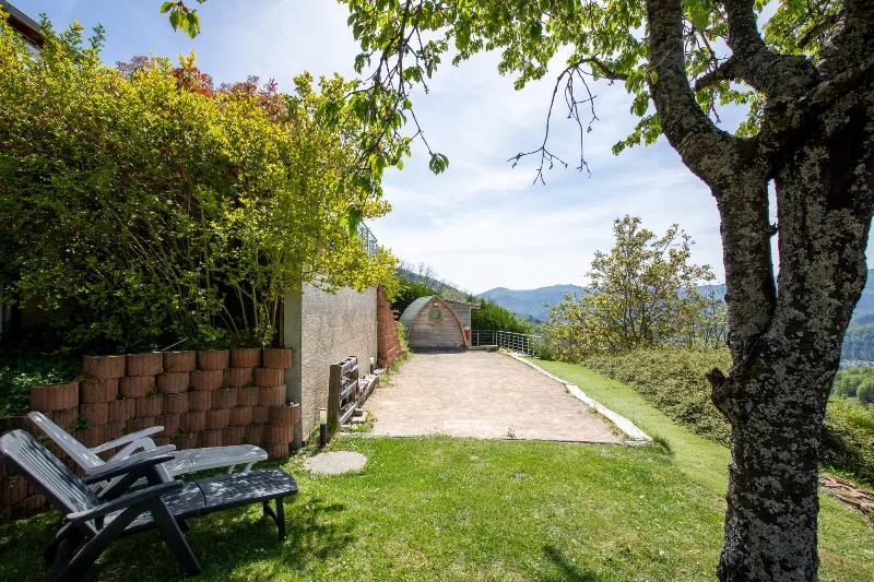 Terrain de pétanque aménagé dans le jardin avec vue dégagée sur la vallée vosgienne