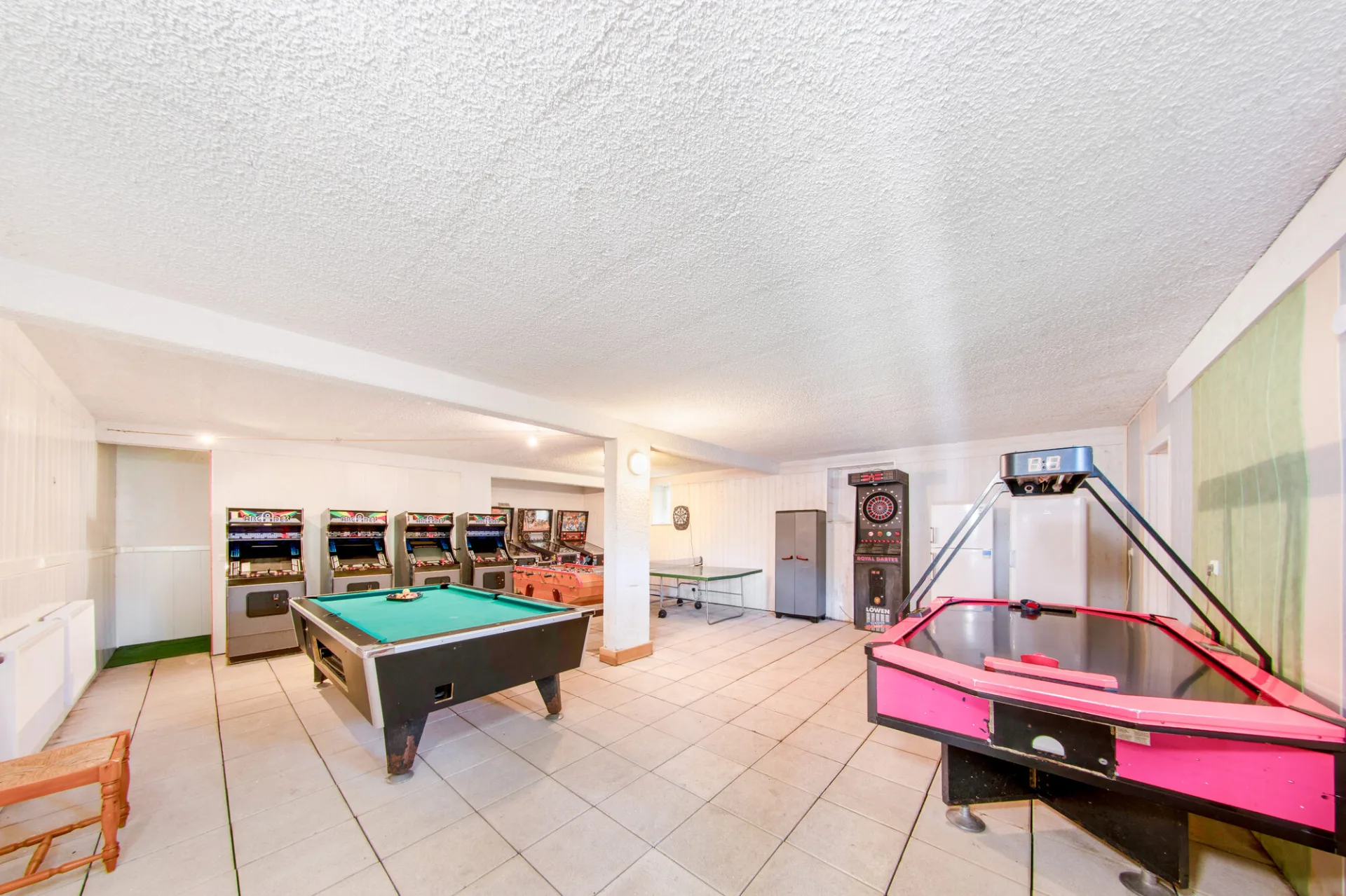 Salle de jeux avec billard, arcades, baby-foot et fléchettes pour toute la famille