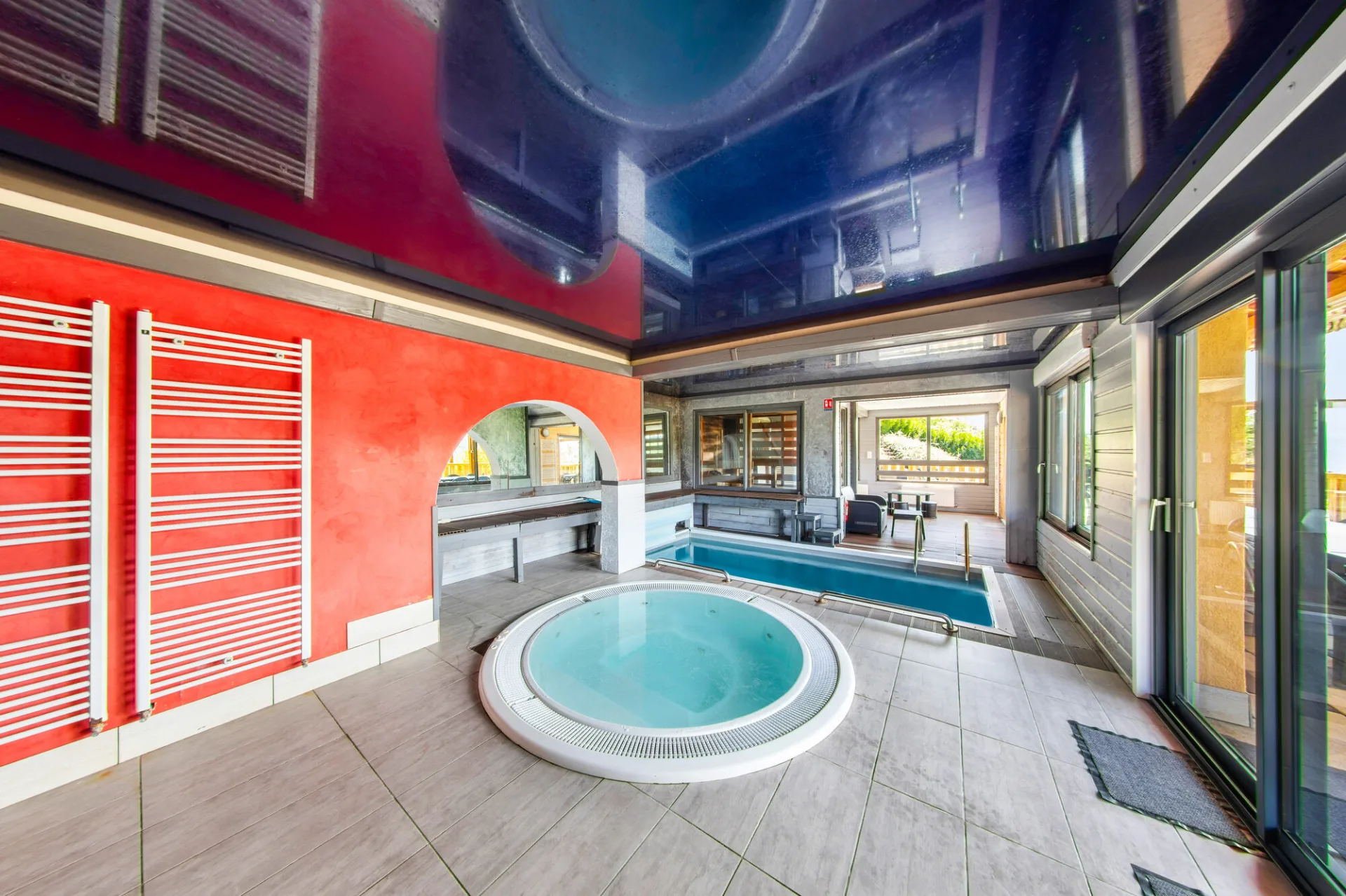 Gîte de groupe Jonquille - Regisland à Oderen — Piscine couverte et spa jacuzzi aux reflets rouge et bleu, espace bien-être privatif, capacité 24 personnes
