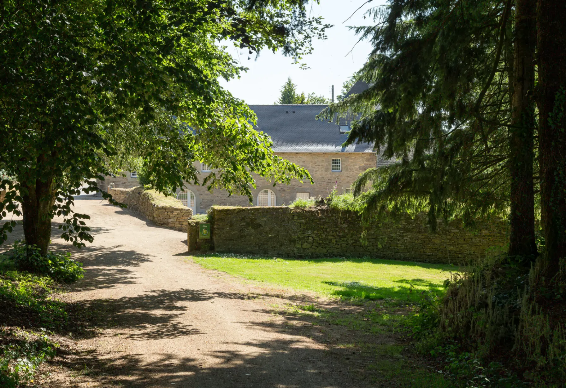 Gîte de groupe Manoir de Logueltas à Saint-Nicolas-du-Pélem — Manoir de Logueltas – Saint-Nicolas-du-Pélem, capacité 30 personnes