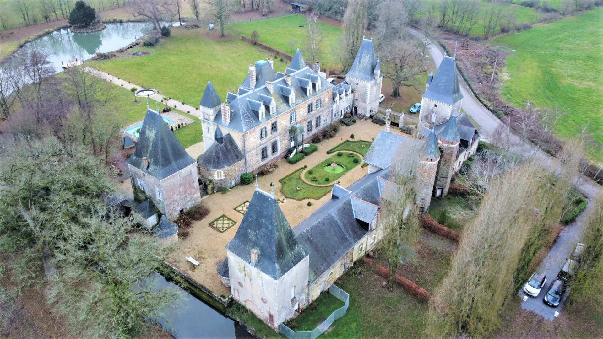 Gîte de groupe Château de Launay-Hasard - Le Gîte de Launay à Grand-Auverné — Vue aérienne du domaine du château de Launay-Hasard avec ses tourelles, l'étang et le parc, capacité 20 personnes