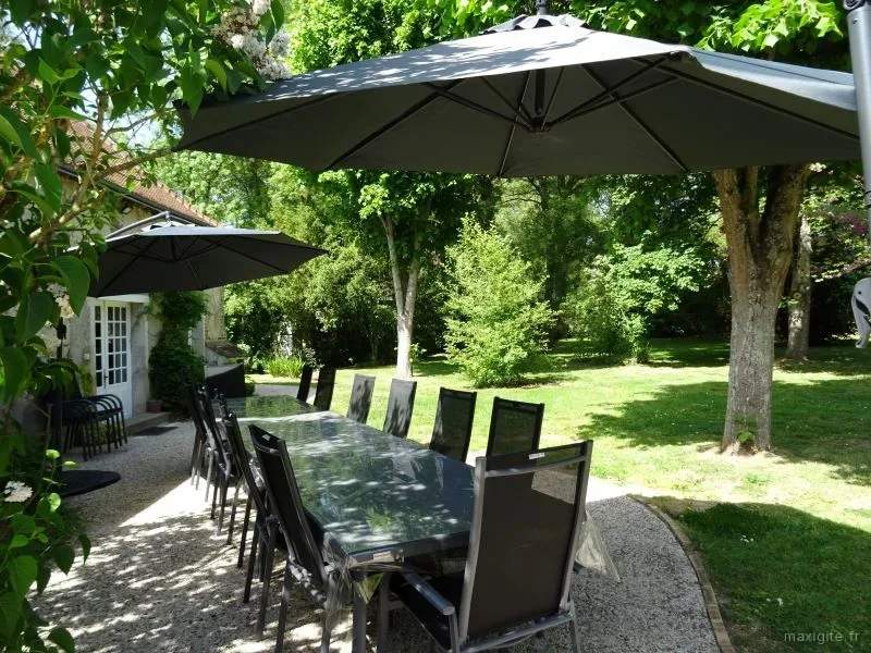 La grande terrasse et son salon de jardin