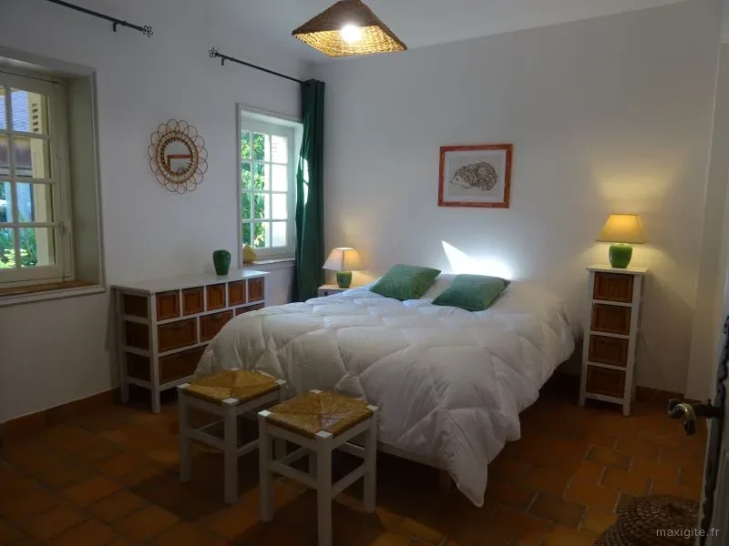 La chambre "Ambiance Nature" avec 1 lit de 140 cm et sa salle d'eau-wc privative