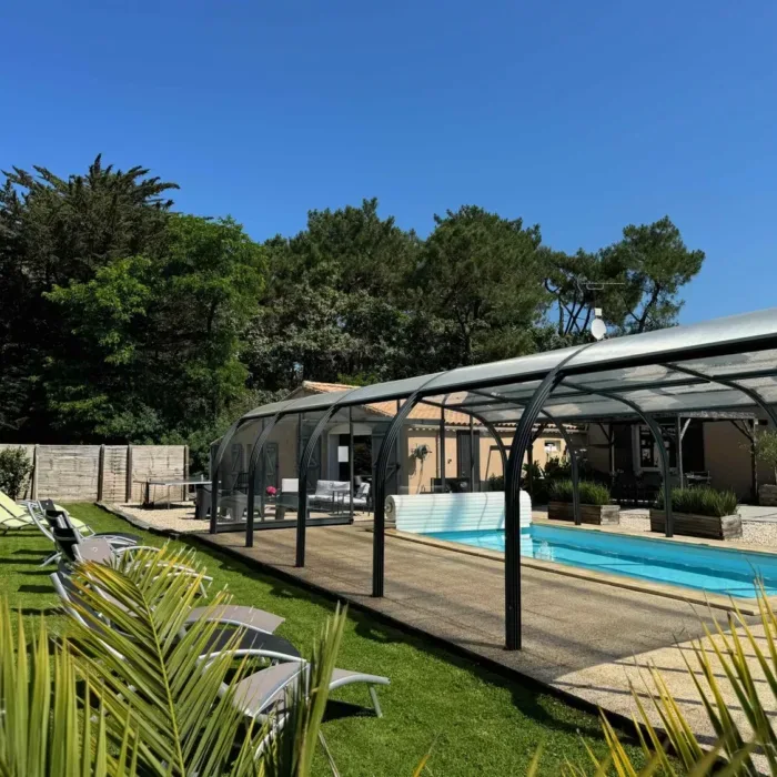 Gîte de groupe Gîtes de la Belle Étoile - Groupe La Ville en Bois + Les Pins à Sallertaine — Piscine privée couverte et chauffée entourée d'une terrasse et d'un jardin clos, capacité 26 personnes