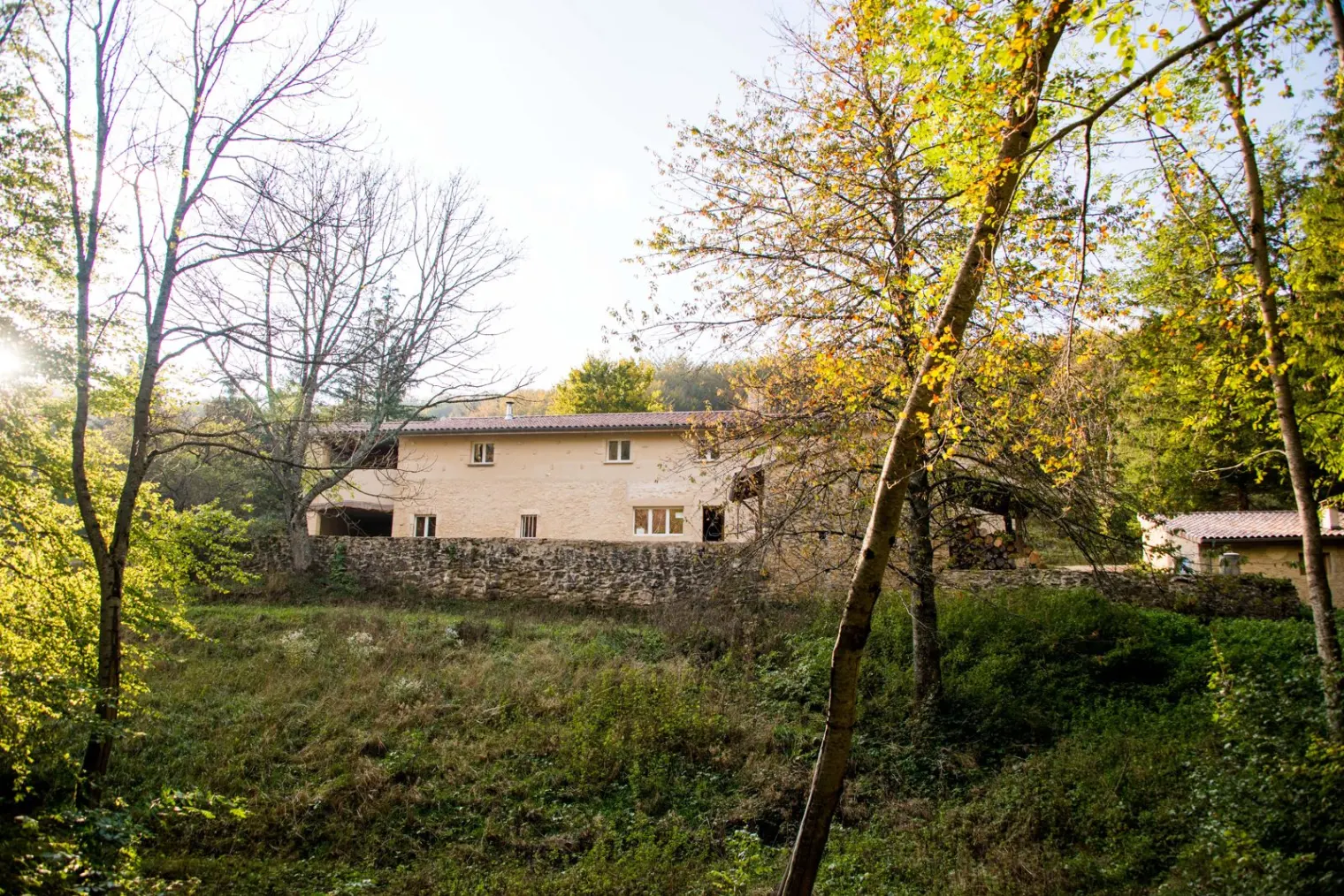 Gîte de groupe Rando's Valley - Les Bergeries à Le Chaffal — Vue d'ensemble du hameau des trois bergeries en pierre, niché dans la nature du Vercors, capacité 20 personnes