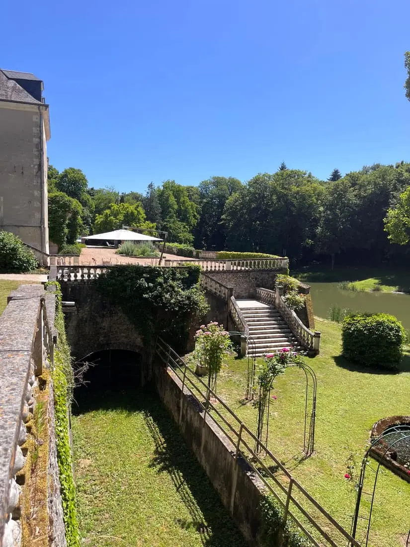 Vue du parc du château avec étang et escalier en pierre
