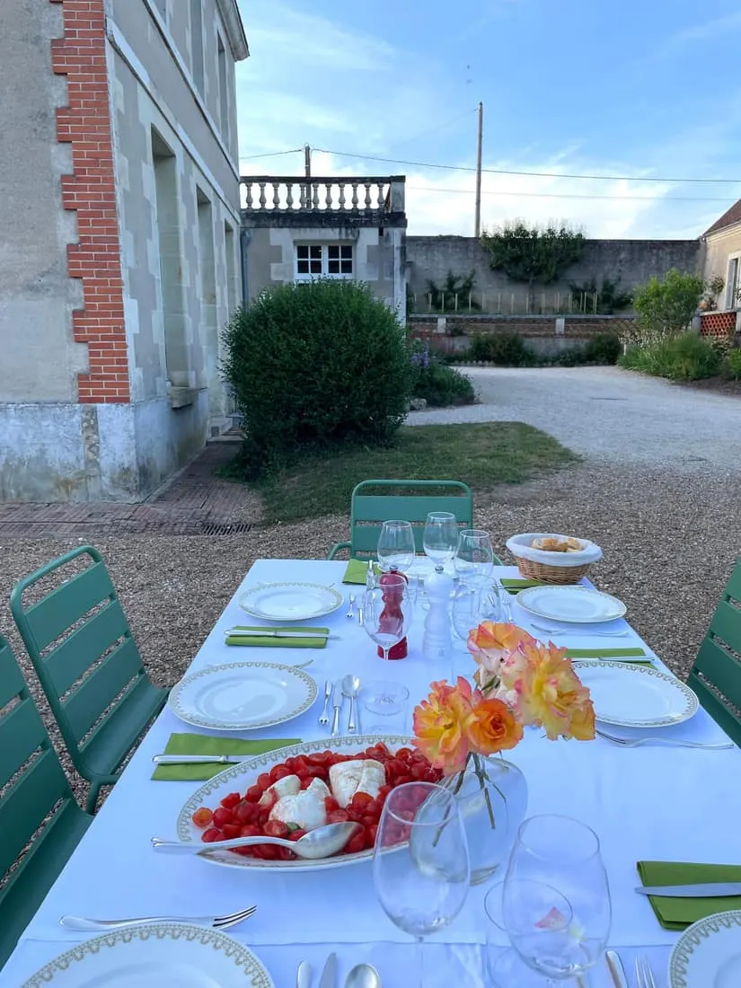 Table dressée en extérieur pour un dîner convivial face au château