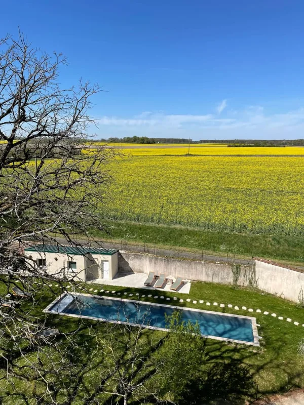 Piscine chauffée avec vue dégagée sur les champs environnants
