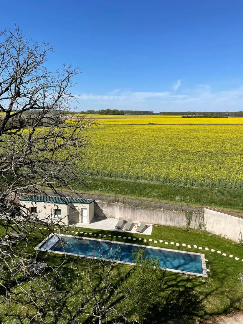 Piscine chauffée avec vue dégagée sur les champs environnants