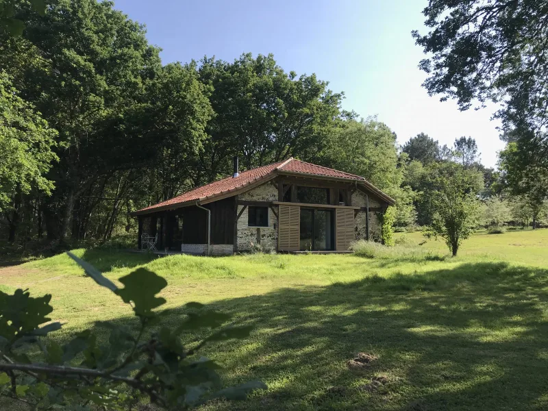 Bergerie landaise en pierre et bois nichée dans son écrin de verdure