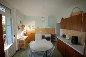 Cuisine équipée avec table ronde et mobilier en bois