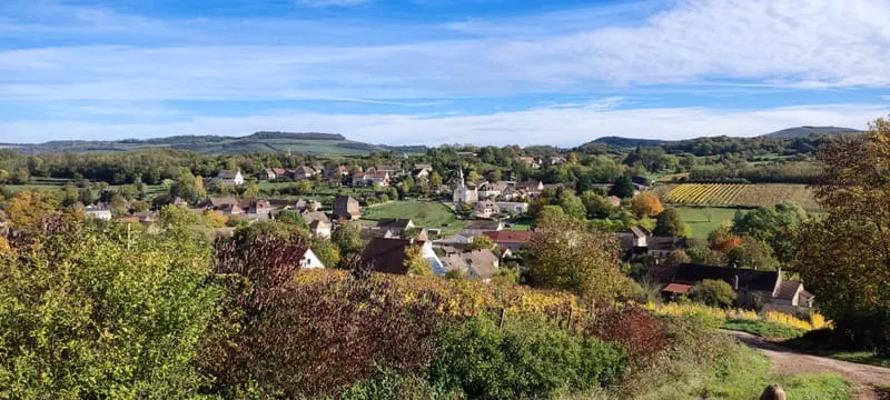 Vue panoramique sur le village de Créot niché parmi les vignobles