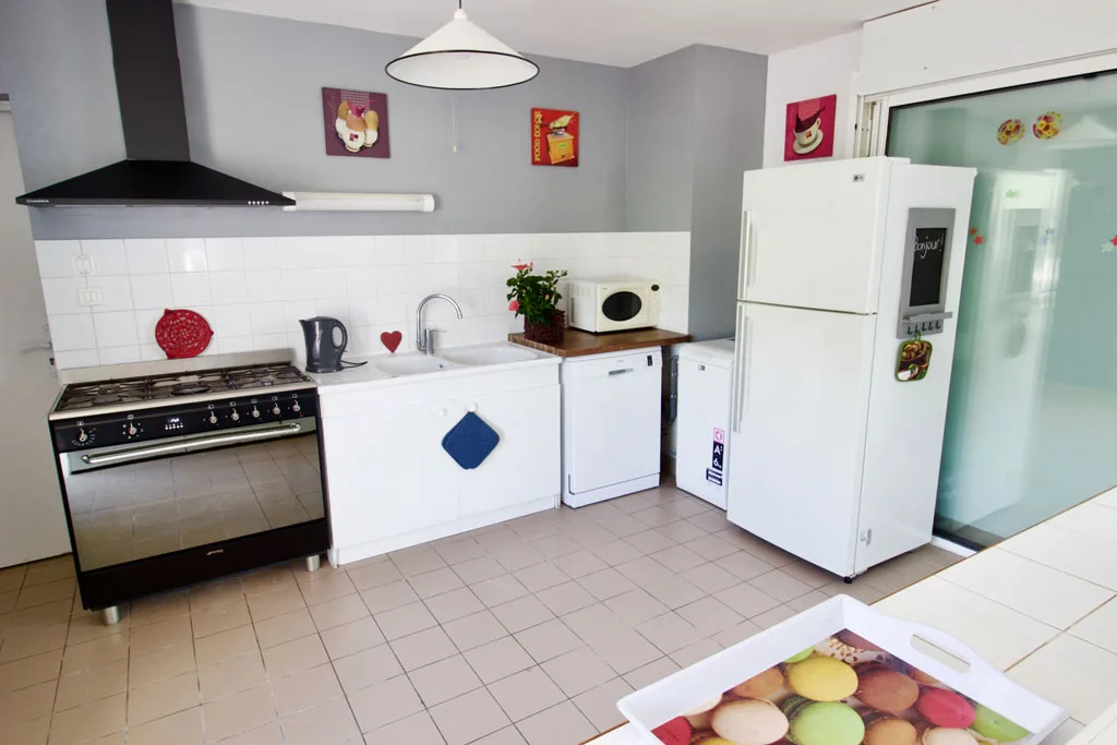 Cuisine équipée avec plaques de cuisson, four et réfrigérateur