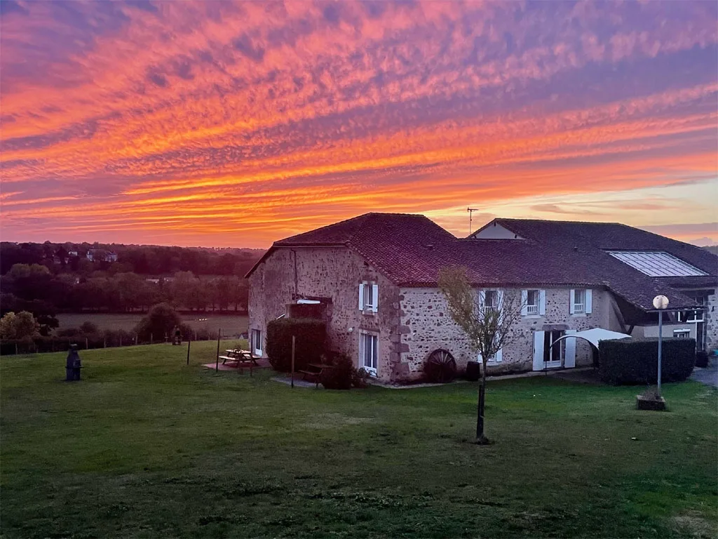 Vue du domaine au coucher de soleil avec ciel rose et orangé