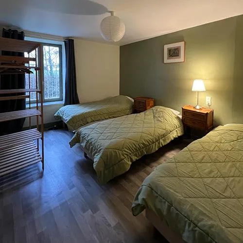 Chambre lumineuse avec lits simples et lits superposés en bois