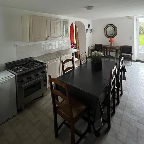 Grande cuisine ouverte sur séjour avec table pour repas en groupe