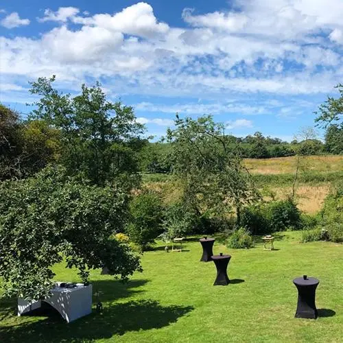 Vaste prairie et jardin arboré de 2,5 hectares autour du domaine