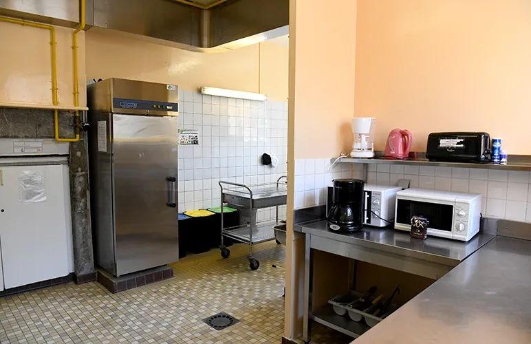 Cuisine professionnelle équipée avec chambre froide et plans de travail inox