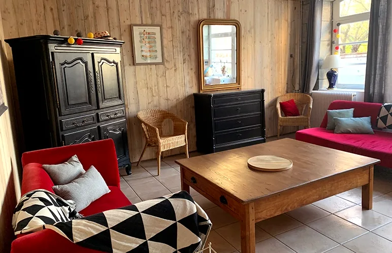 Salon cosy du château avec fauteuils et mobilier ancien