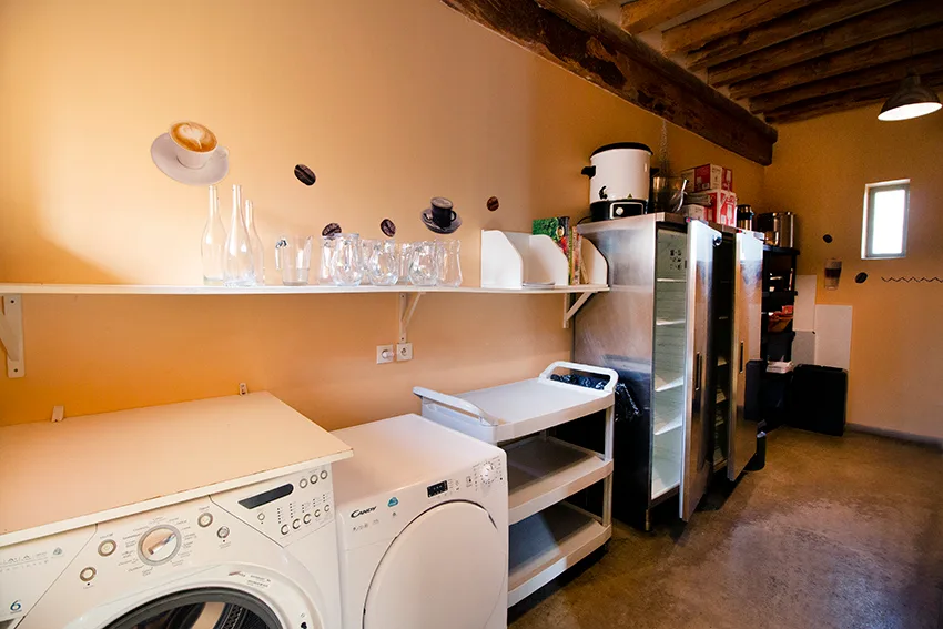 Office et cuisine équipée avec chambres froides professionnelles et espace buanderie