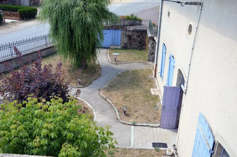 Vue aérienne de la cour intérieure et de l'entrée du gite entre les bâtiments