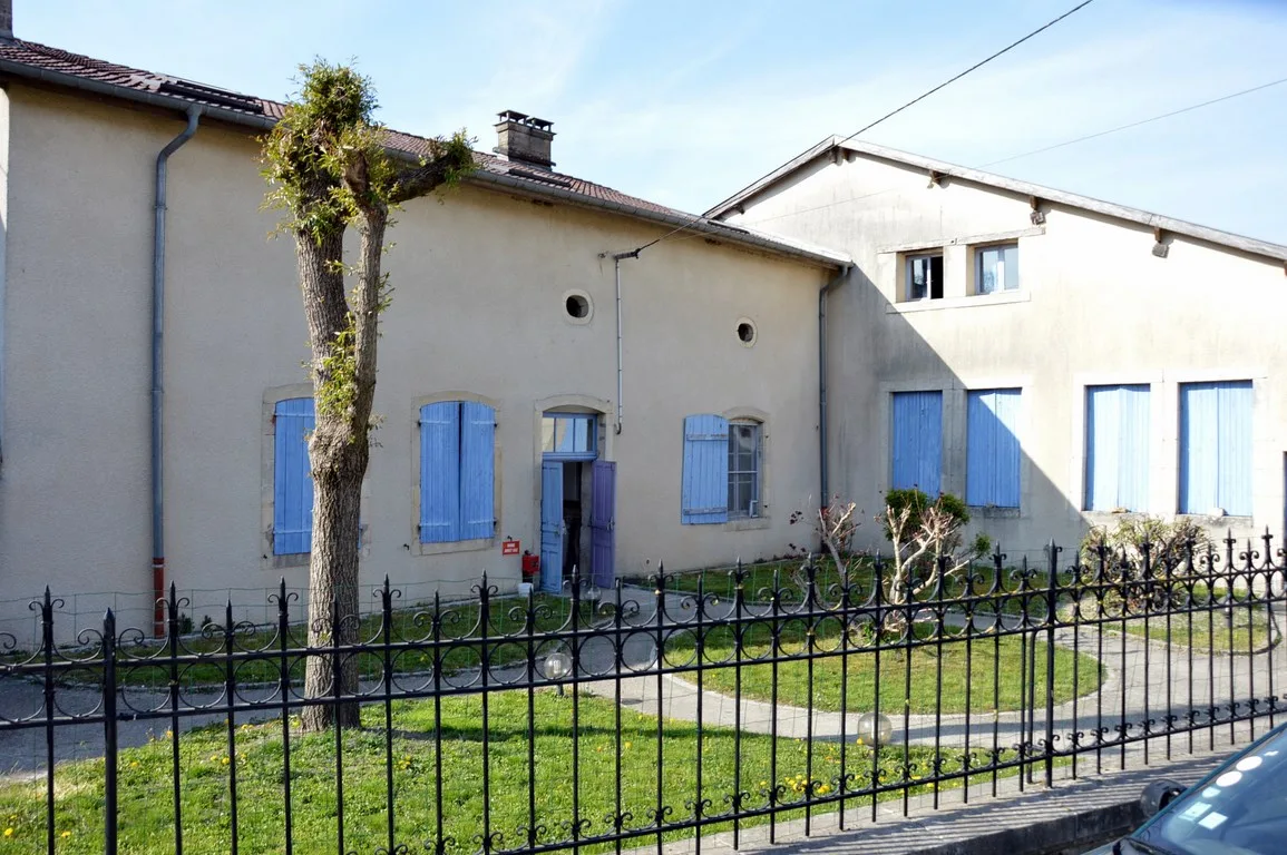 Gîte de groupe Les Flaviottes à Saint-André-en-Barrois — Façade du gite Les Flaviottes avec volets bleus et jardin clôturé, capacité 36 personnes