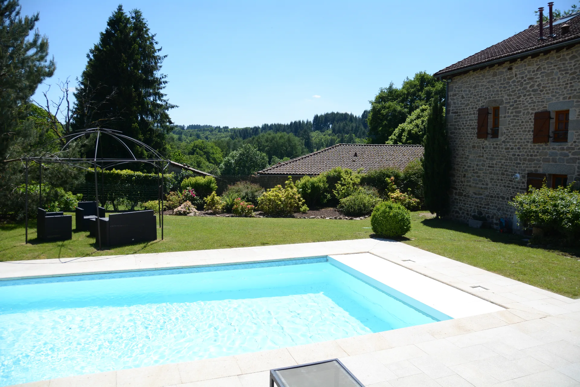 Gîte de groupe Le Gîte de Chabanne à Saint-Sylvestre — Ferme limousine en pierre du XVIIIe avec piscine chauffée et jardin arboré, capacité 15 personnes