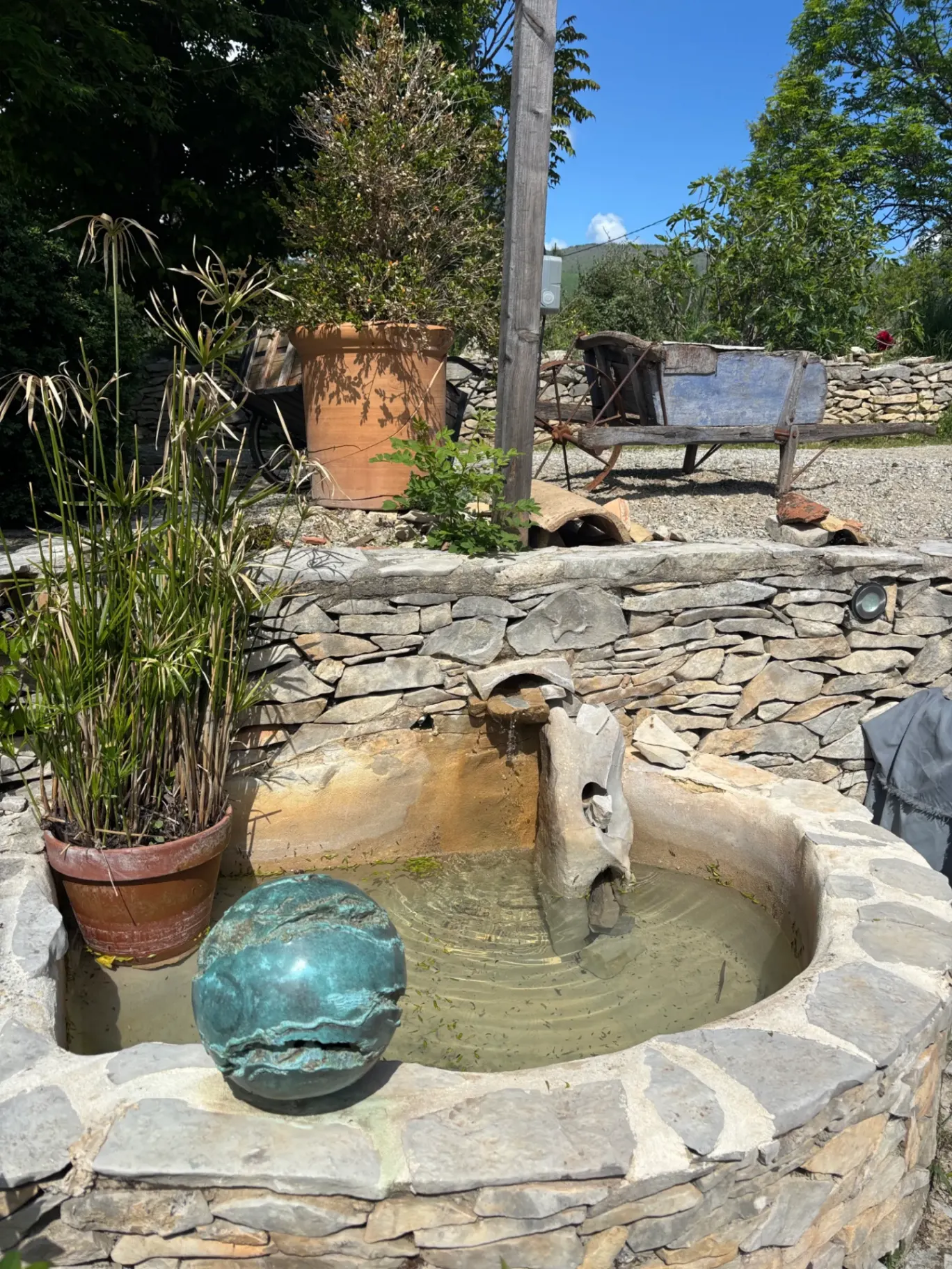 Fontaine et "schériée" de l'artiste GARY