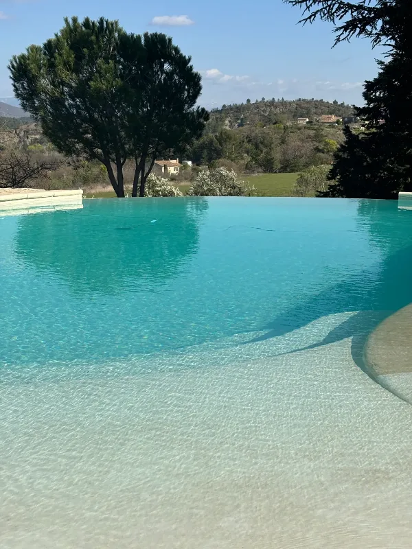 Piscine à débordement