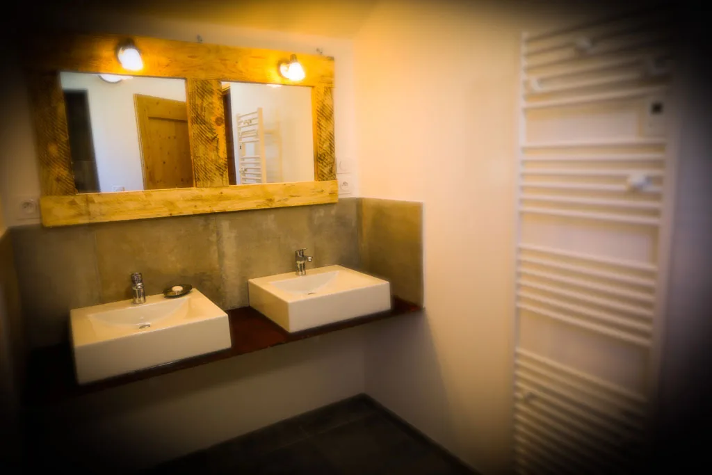 Double vasque en céramique blanche avec miroir en bois et sèche-serviettes