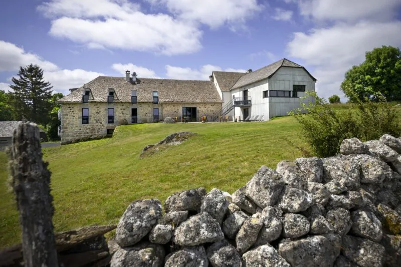 Gîte de groupe Le Temps d'une Pause - Domaine du Barena à Prinsuejols-Malbouzon — Ancienne ferme en pierre restaurée sur le plateau de l'Aubrac, entourée de prairies verdoyantes, capacité 20 personnes