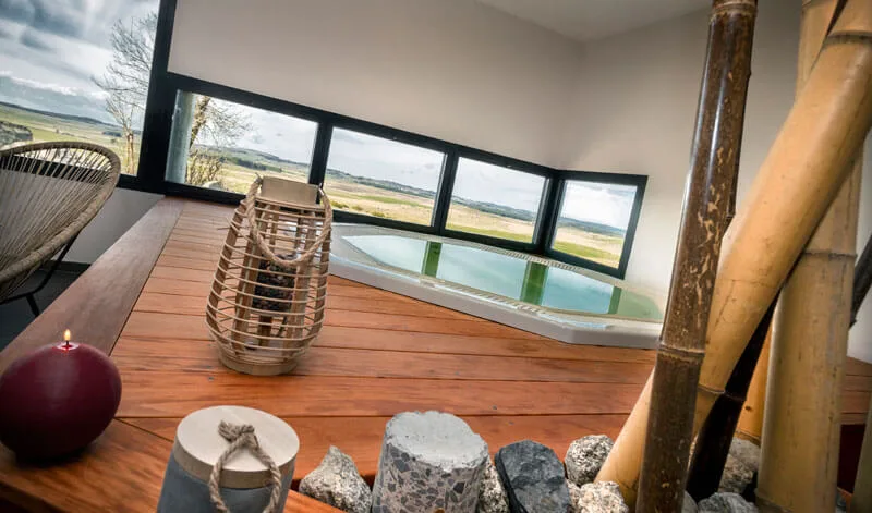 Bain nordique extérieur avec vue panoramique sur le plateau de l'Aubrac