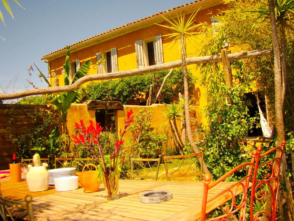 Gîte de groupe Le Mas de la Gavaresse à Le Pradet — Façade ocre provençale du mas avec terrasse et boulodrome ombragé, capacité 20 personnes