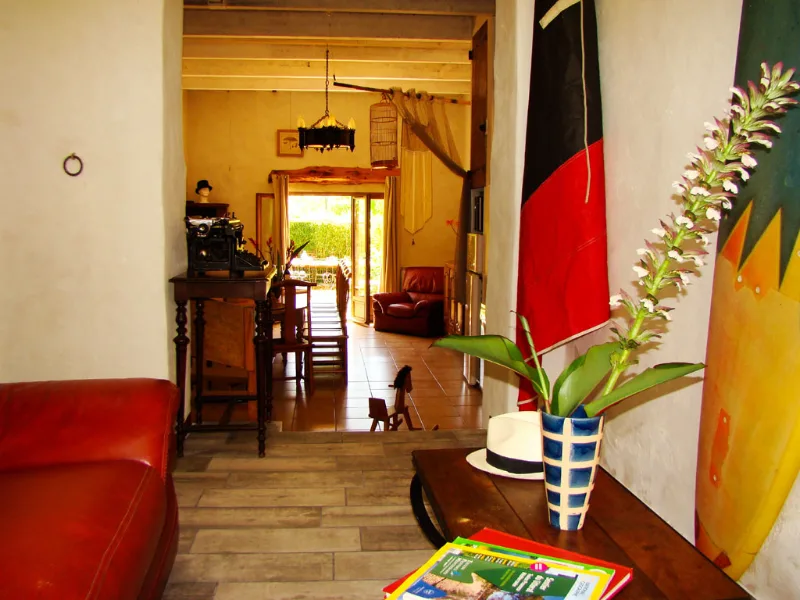 Couloir décoré avec objets provençaux menant aux chambres