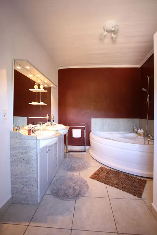 Salle de bain avec double vasque et baignoire d'angle