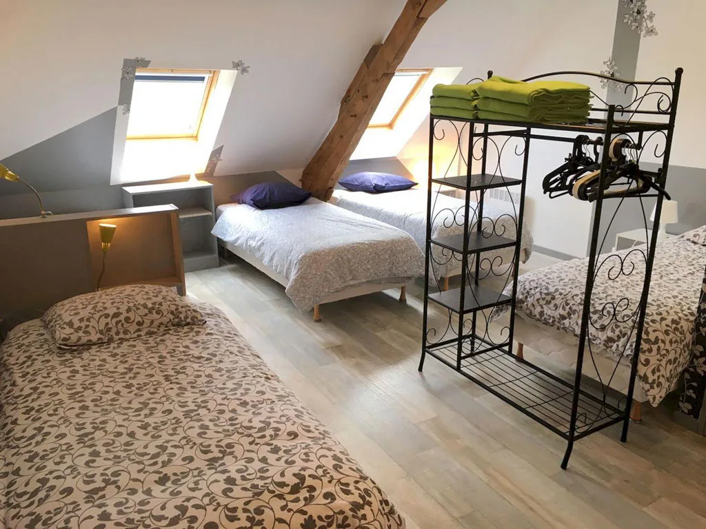 Chambre sous mezzanine avec plusieurs lits simples