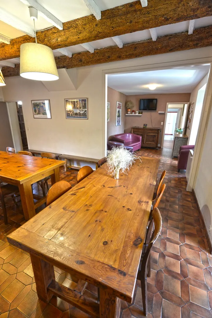 Grande salle à manger avec table en bois massif et vue sur le salon