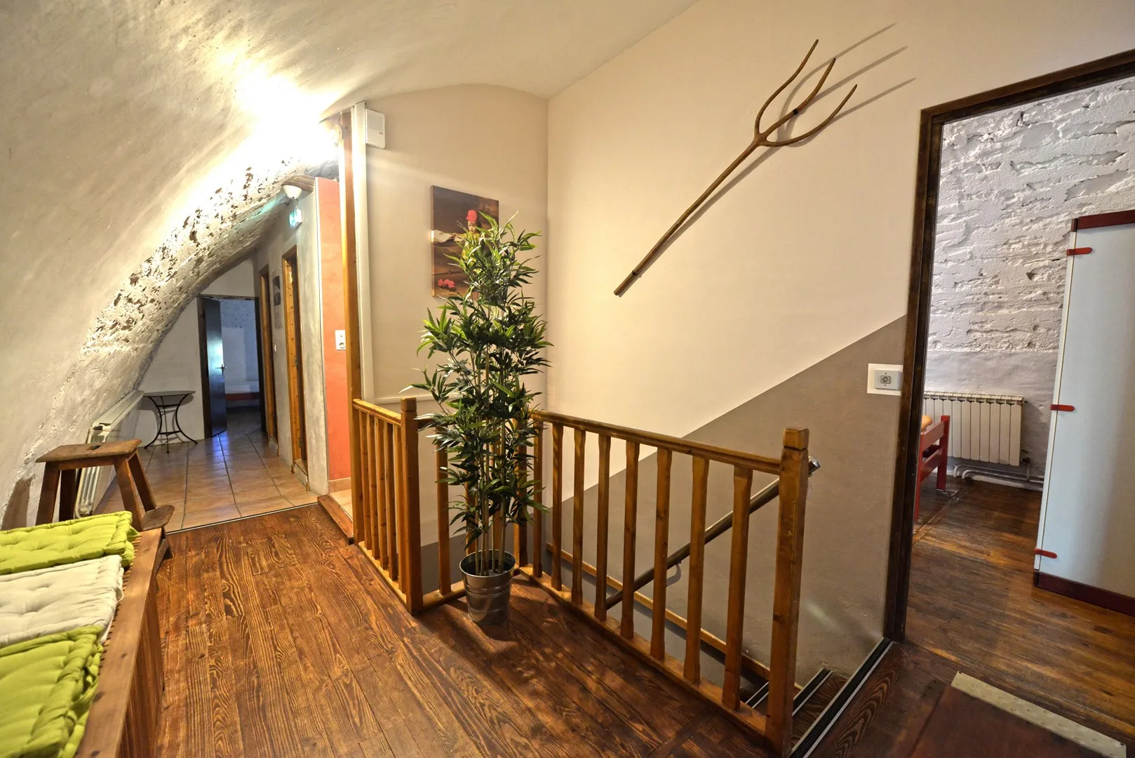 Couloir à l'étage avec parquet en bois et décoration rustique