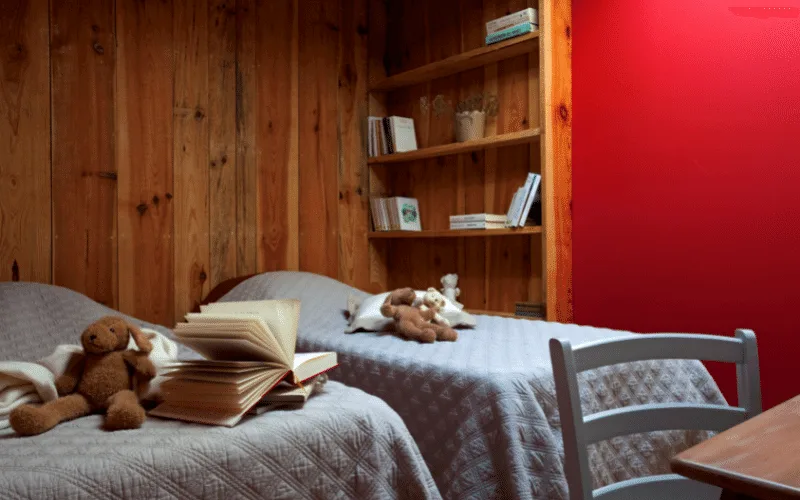 Chambre chaleureuse aux murs rouges avec lits jumeaux en bois