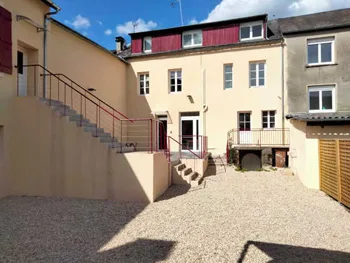 Cour intérieure gravillonnée avec escalier extérieur et terrasse