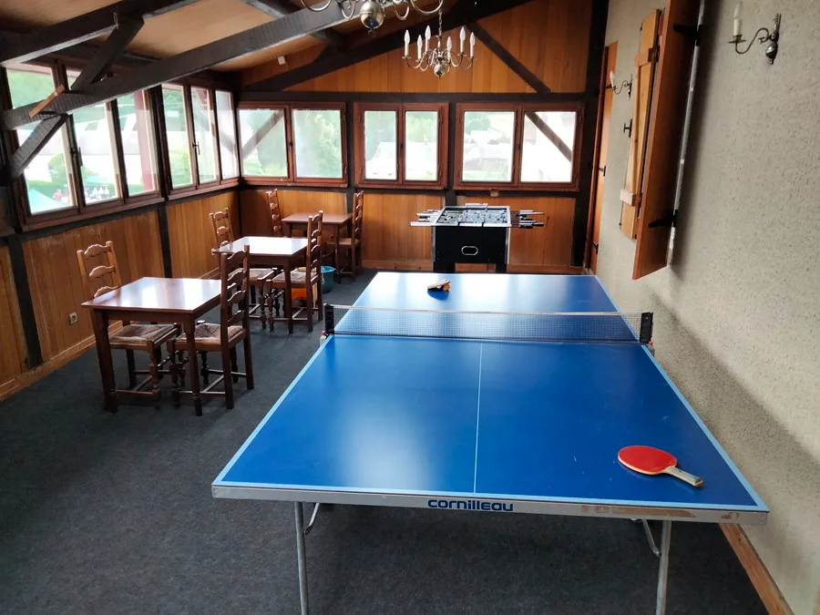 Salle de jeux mansardée avec table de ping-pong et baby-foot