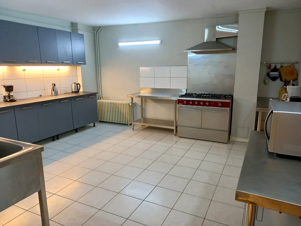 Cuisine semi-professionnelle avec piano de cuisson et grand plan de travail