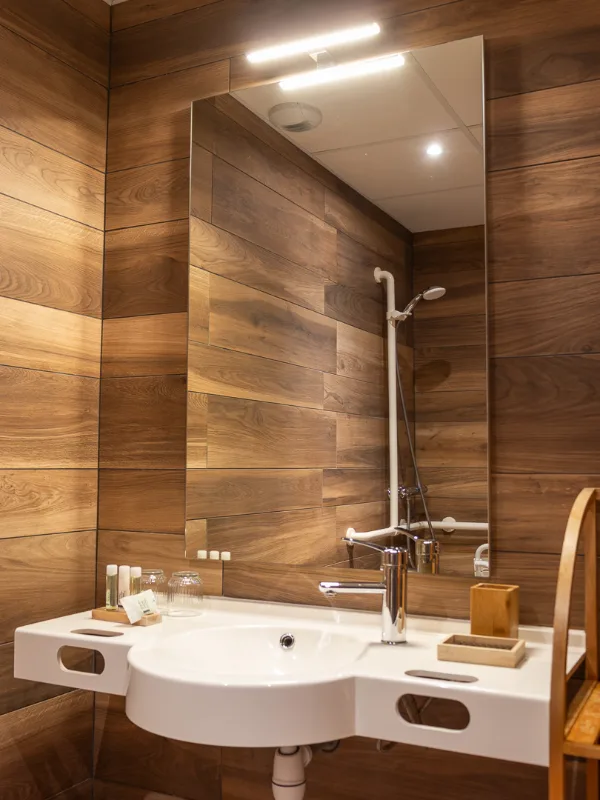 Salle de bain moderne avec vasque suspendue et mur en carrelage hexagonal